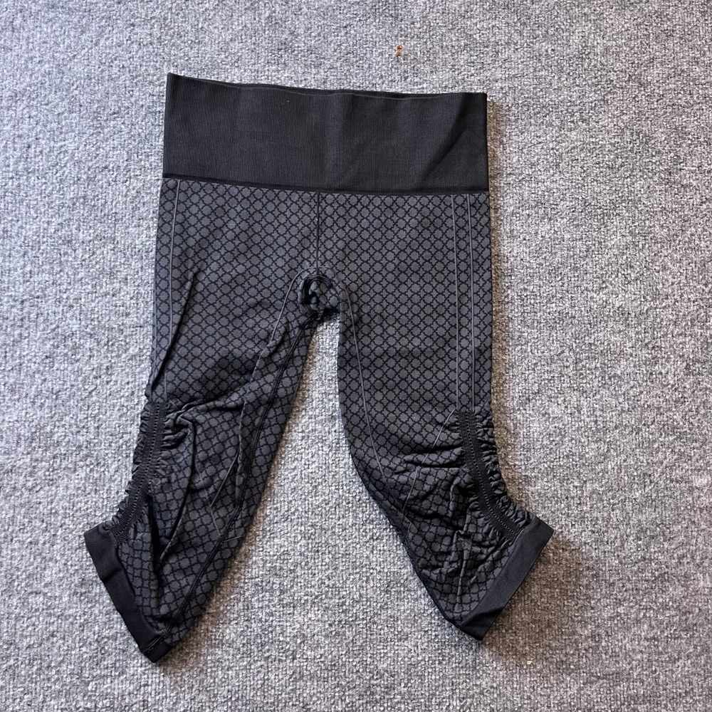 Lululemon Leggings Womens Size 4 Black Grey Geometric Ruched Cropped Yoga Pants
